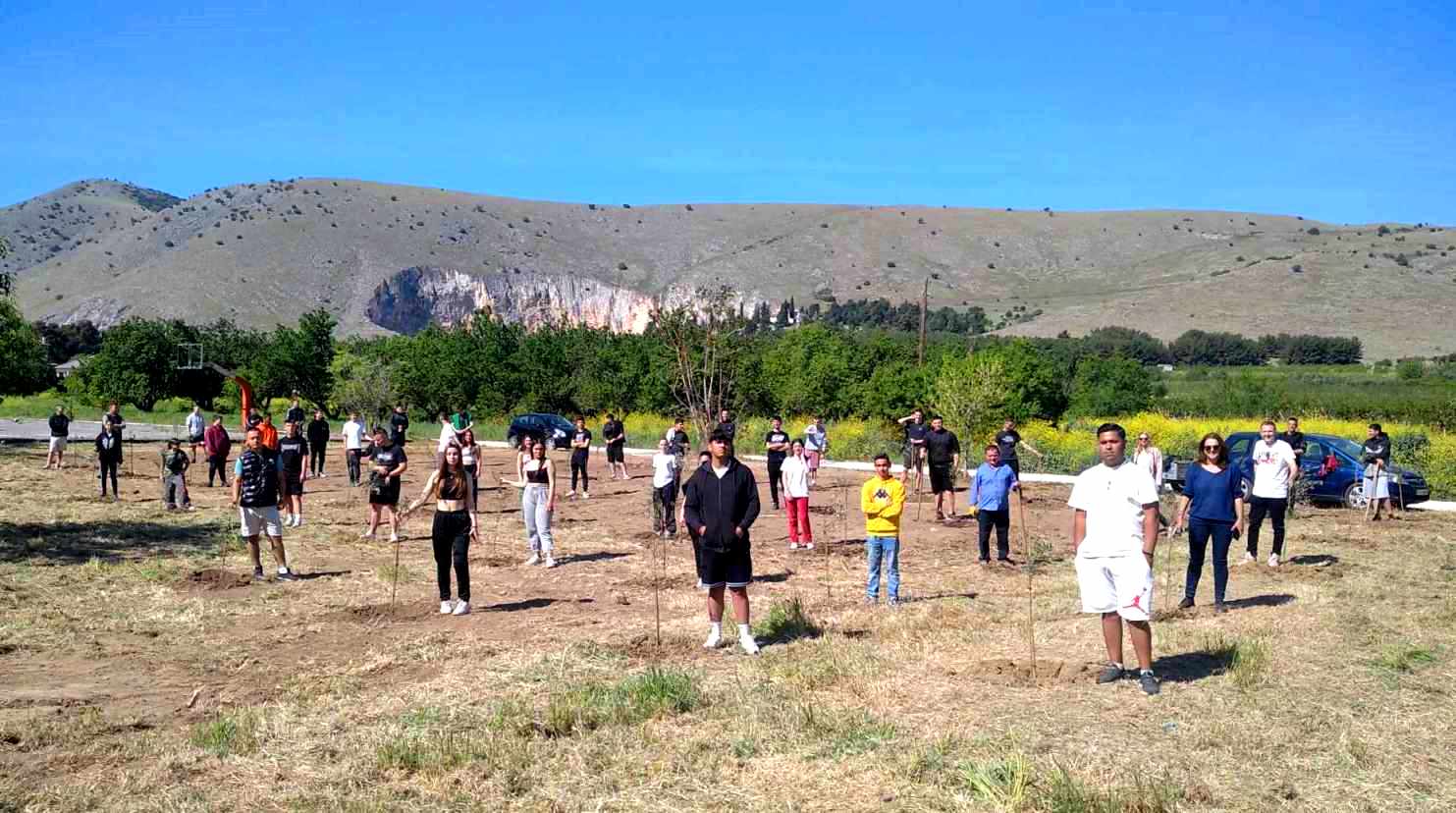 Οι μαθητές του ΕΠΑΛ Τυρνάβου φύτεψαν 57 δέντρα στη μνήμη των θυμάτων των Τεμπών